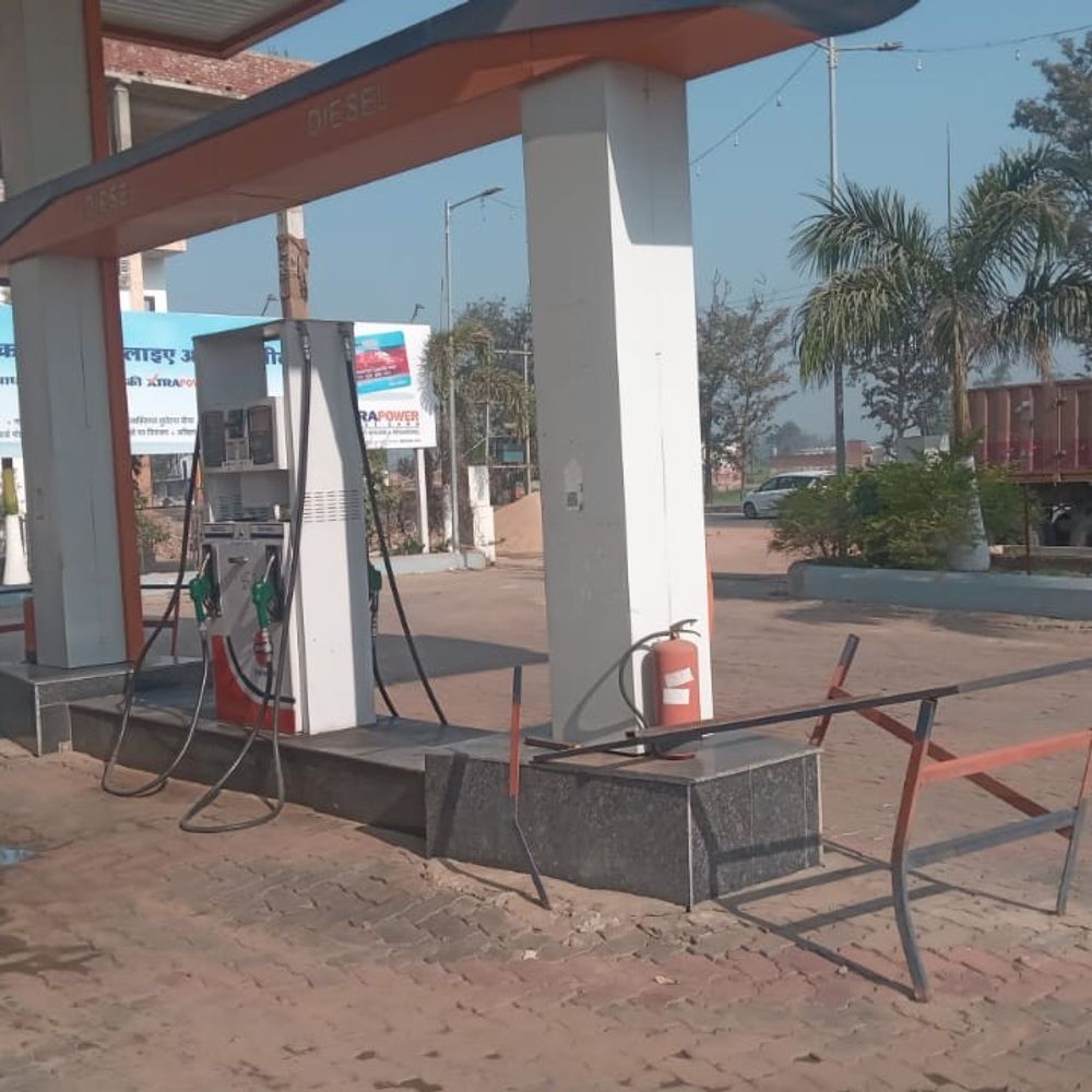 देवरिया में दो घंटे बंद रहे पेट्रोल पंप:सुरक्षा को लेकर संचालकों की हड़ताल, लोग परेशान