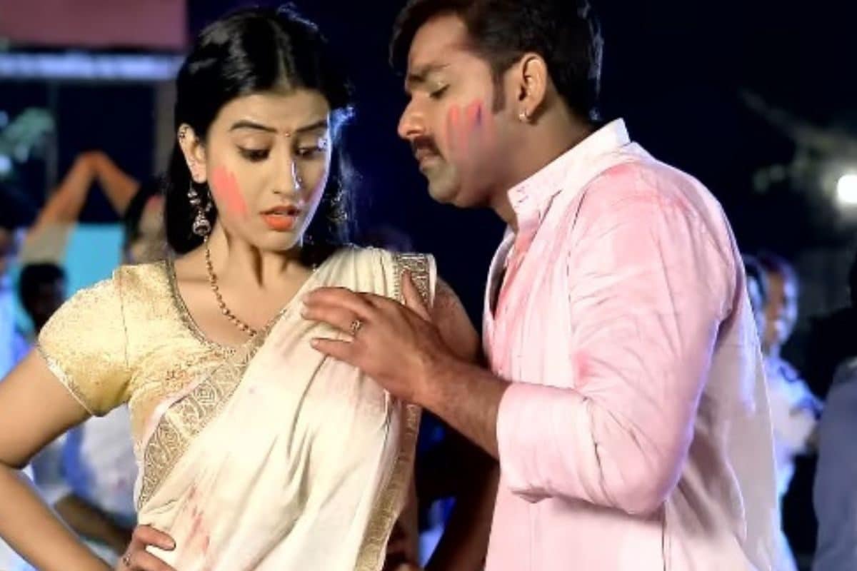 पवन सिंह की दमदार आवाज, अक्षरा सिंह ने जमकर मारे लटके-झटके, होली पार्टी की जान है ये सुपरहिट भोजपुरी गाना