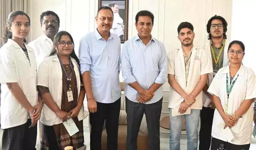 केटीआर ने MBBS छात्रों को चेक दिए