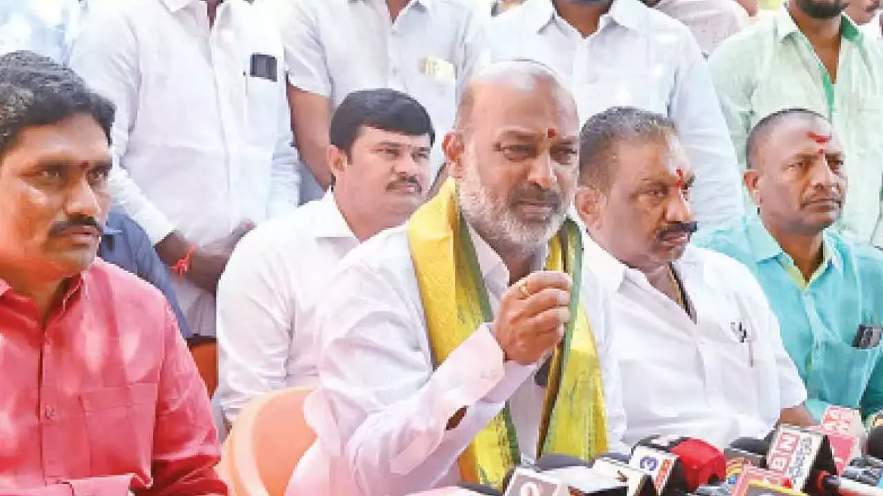 Telangana: बंदी ने वरिष्ठ नेताओं का अपमान करने के लिए रेवंत की आलोचना की