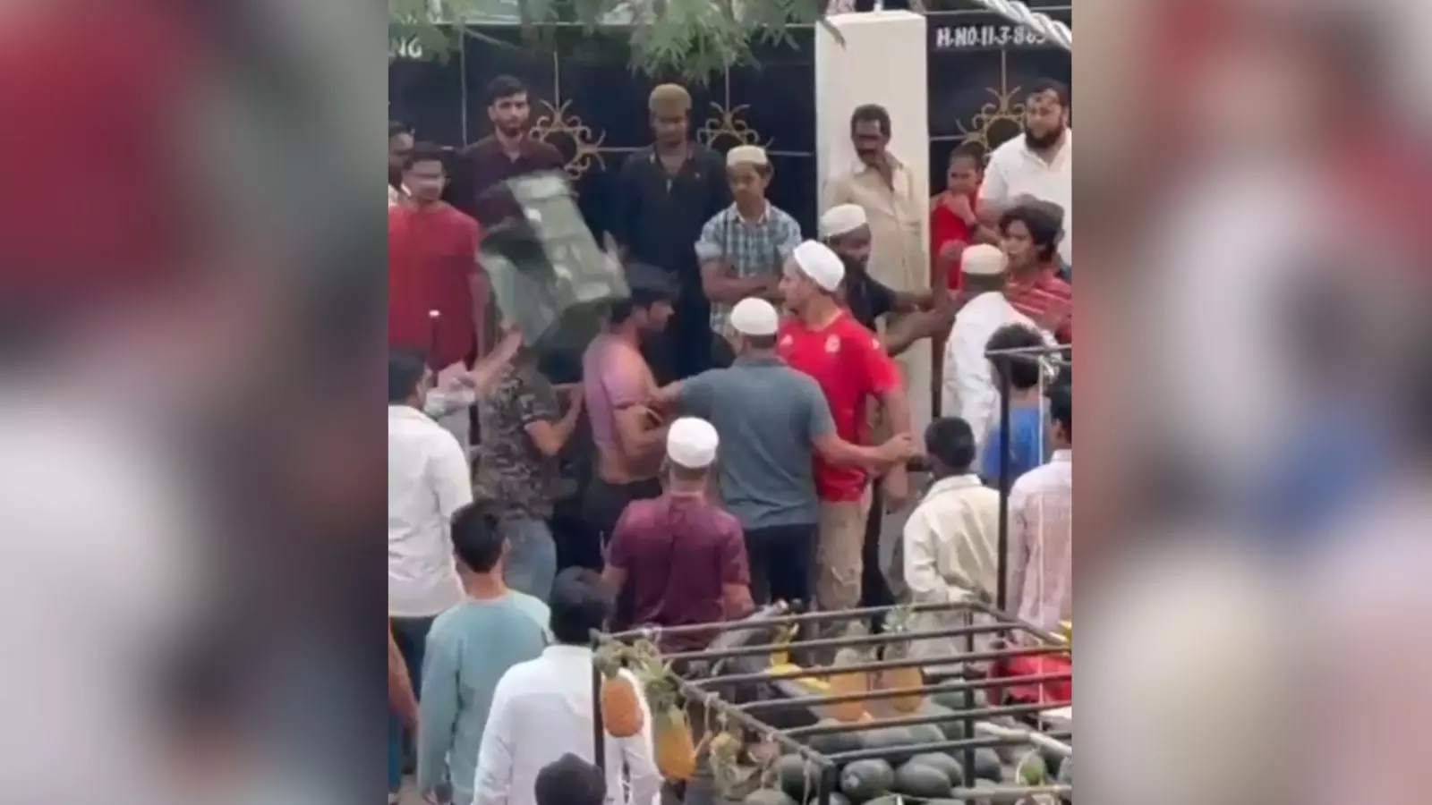 Hyderabad’s के मल्लेपल्ली में धीरे अनानास काटने पर हुई झड़प