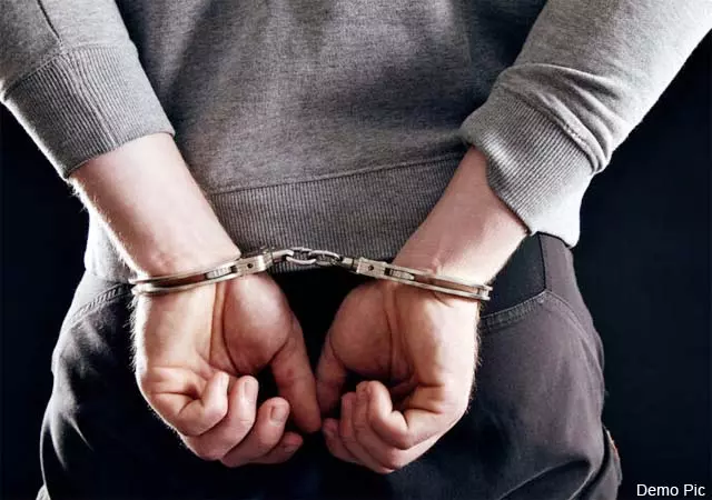 Bareilly: तमंचों के साथ घूम रहे दो युवक पुलिस के हत्थे चढ़े