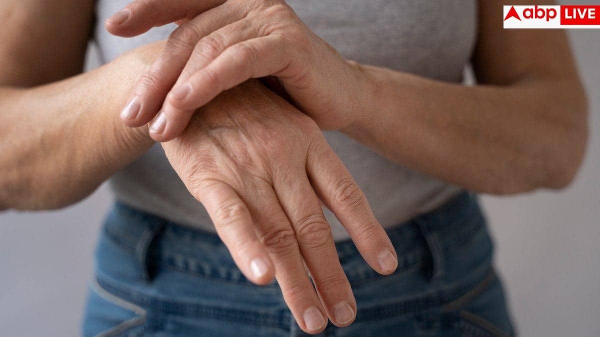 Why Hands Go Numb At Night: सोते वक्त हाथ सुन्न हो जाए तो इसे फटाफट कैसे करें ठीक? अधिकतर लोग करते हैं ये मिस्टेक्स