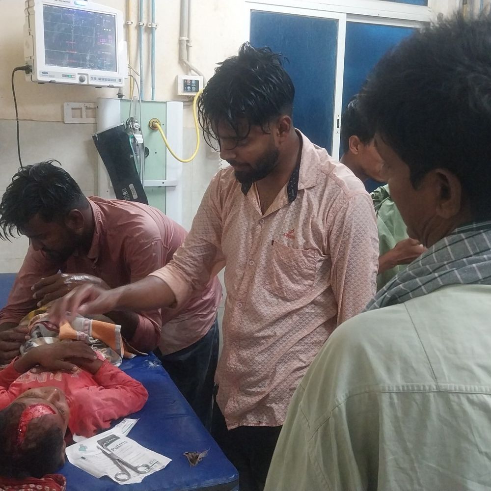 अररिया में तेज आंधी-बारिश से बिजली आपूर्ति ठप:बाजार में ईद की खरीदारी कर रहे बच्चा समेत 3 घायल, दो2 मंजिला दुकान का शीशा टूटा