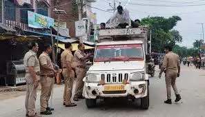 Farrukhabad: ट्रैफिक नियमों पर कार्रवाई, पुलिस पर भी गाज