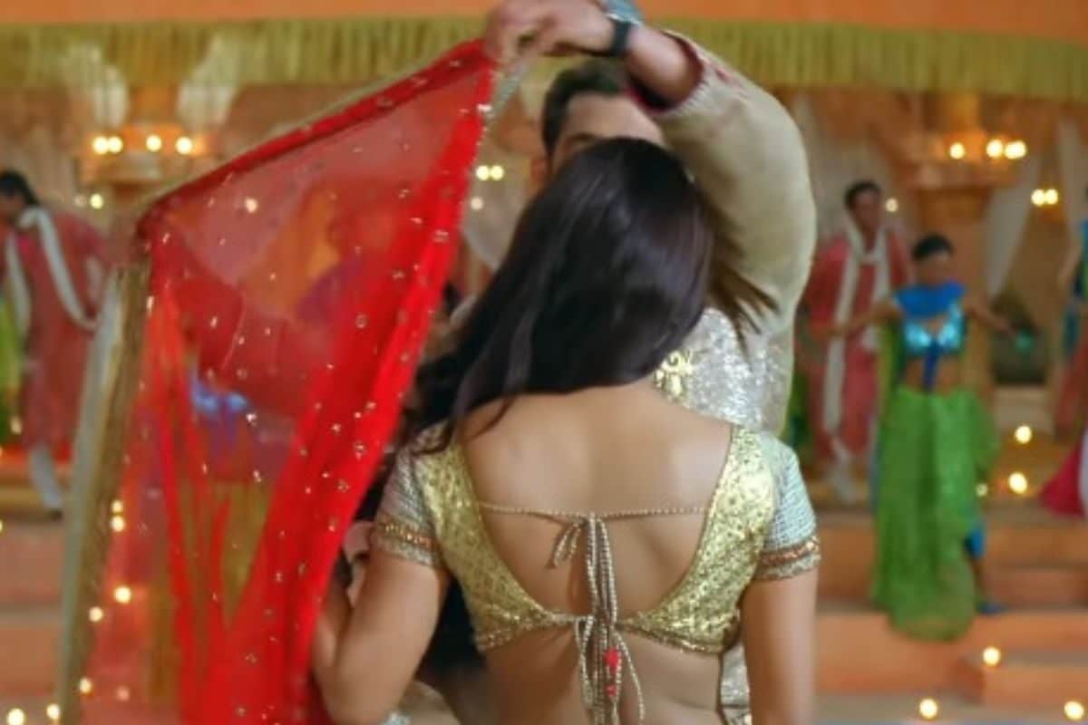 लाल चुनरी में हीरोइन को देख फिदा हुआ हीरो, उदित नारायण-अलका याग्निक ने घोली मिठास, रूह को सुकून देती है गाने की धुन