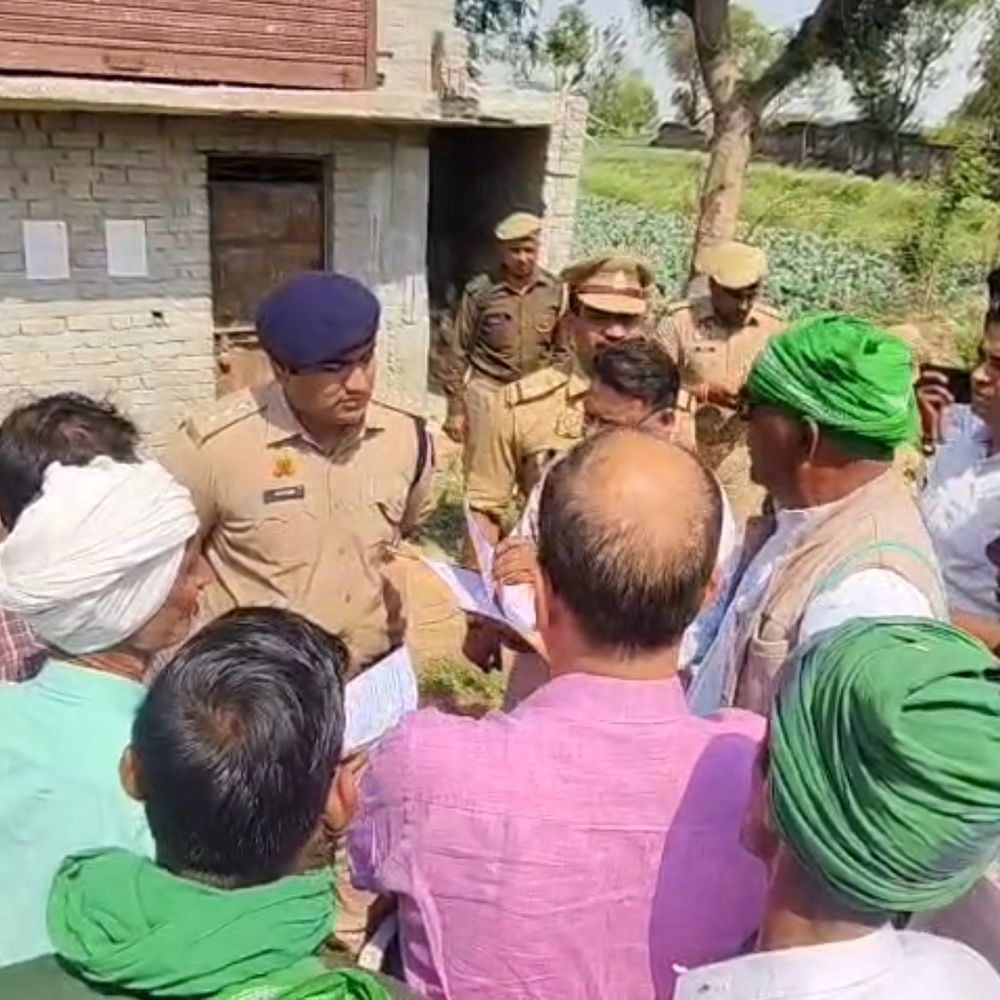 फिरोजाबाद में अवैध कब्जा हटाने पहुंचा प्रशासन:कोर्ट के स्टे ऑर्डर के कारण बुलडोजर कार्रवाई रुकी