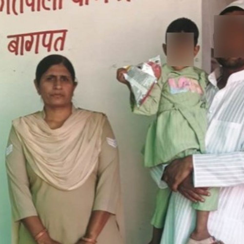 पुलिस ने गुमशुदा बच्ची को सकुशल बरामद किया:बागपत में ऑपरेशन स्माइल अभियान के तहत परिजनों को सौंपा