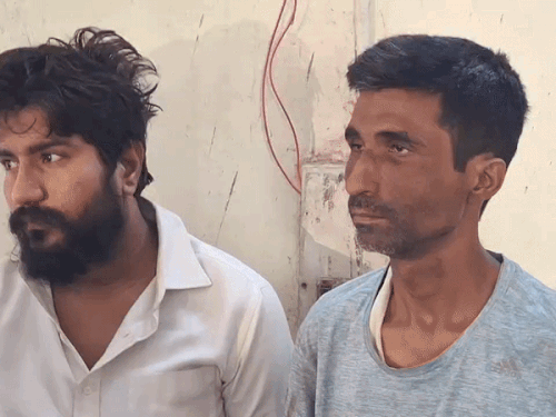 बालाजी मंदिर में चोरी करने वाले दो चोर गिरफ्तार:2 चांदी के छत्र बरामद, नशे का शौक पूरा करने के लिए की थी वारदात