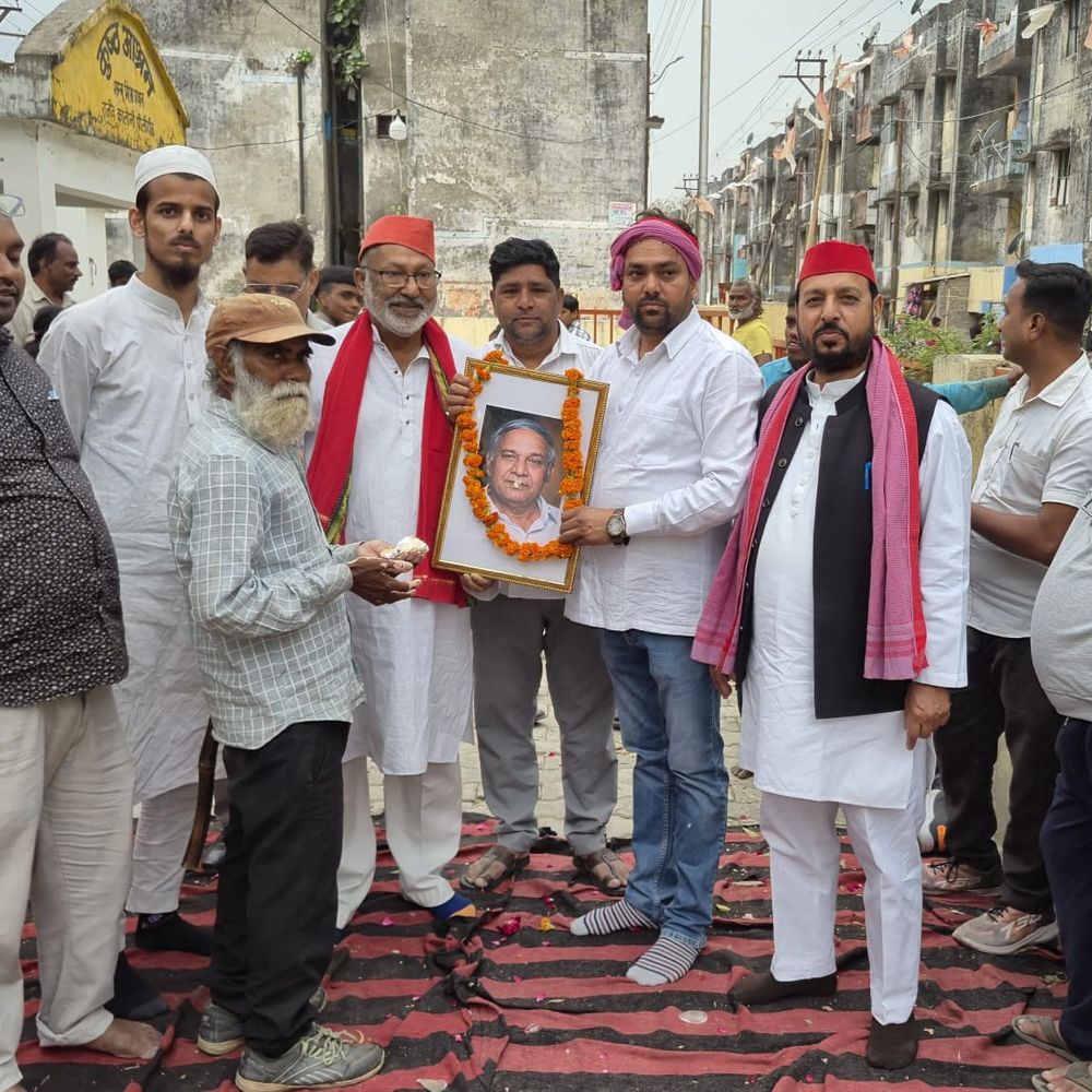 पीलीभीत में सपा कार्यकर्ताओं ने कांशीराम जयंती मनाई:सपाईयों ने दलित बस्ती में एकजुटता का संदेश दिया