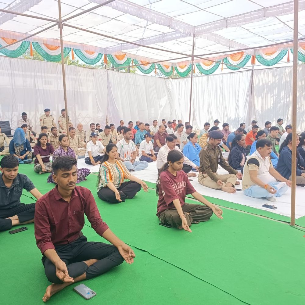 सामूहिक योगाभ्यास कर स्वास्थ्य सुदृढ़ करने का लिया संकल्प