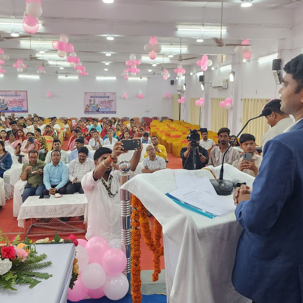 महिला दिवस पर अंबेडकर संवाद भवन में जिलास्तरीय कार्यक्रम:सीवान में डीएम-एसपी रहे मौजूद; आईसीडीएस कर्मी नदारद, हॉल की ज्यादातर कुर्सियां खाली