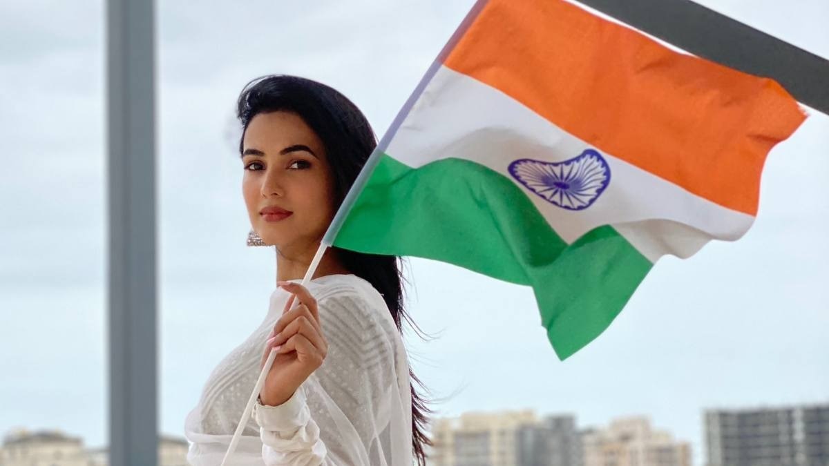 दुबई एयरपोर्ट पर फंसीं बॉलीवुड एक्ट्रेस सोनल चौहान, PM मोदी से लगाई मदद की गुहार