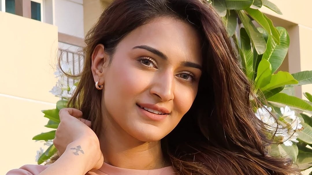 'धमाकों की आवाज...', दुबई में एक्ट्रेस, सुनाया खौफनाक मंजर