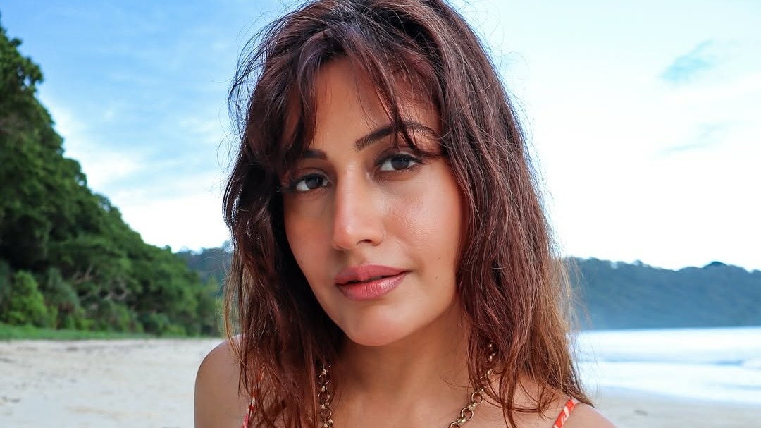 पूल में पति संग रोमांटिक हुई हसीना, किया Kiss, मोनोकनी में छाई