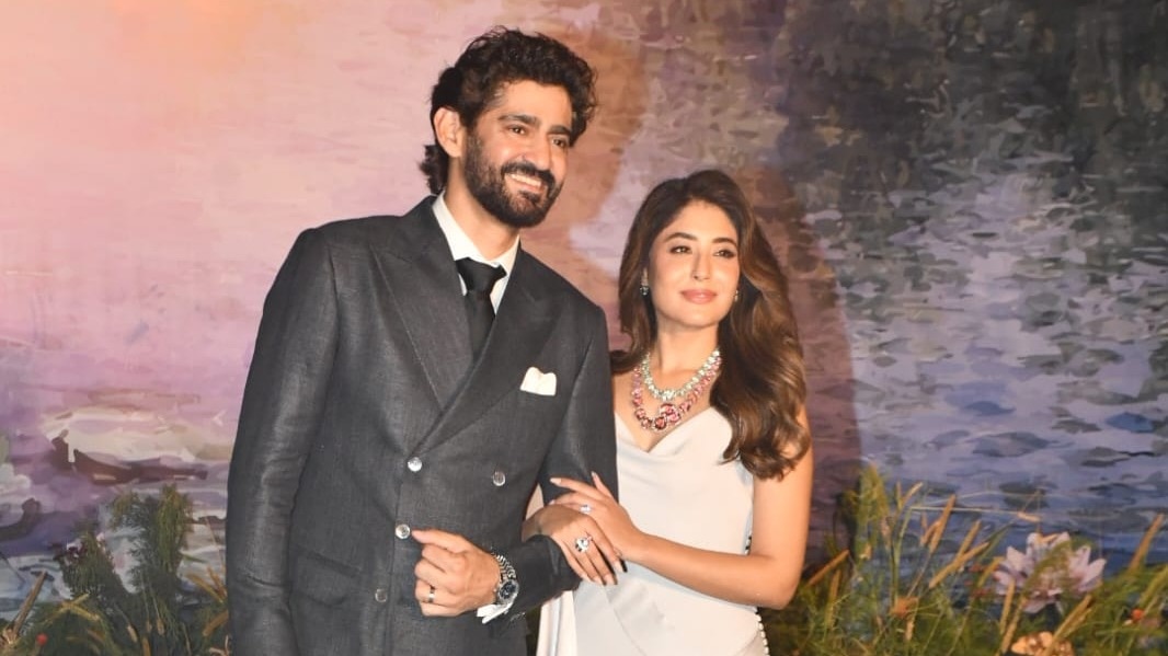 कृतिका के प्यार में दीवाने हुए गौरव, रिसेप्शन में झूमे, किया KISS