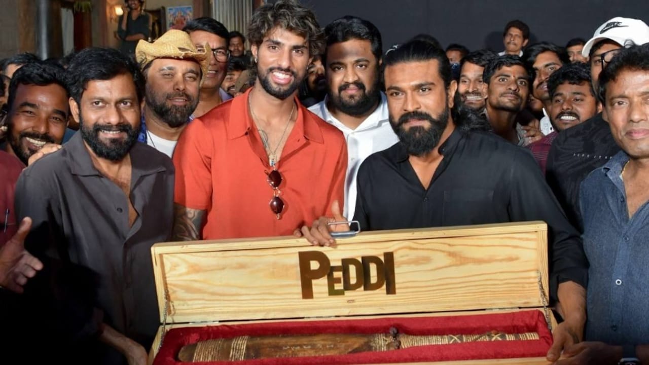 'पेड्डी' के सेट पर पहुंचे तिलक वर्मा, राम चरण ने दिया खास तोहफा