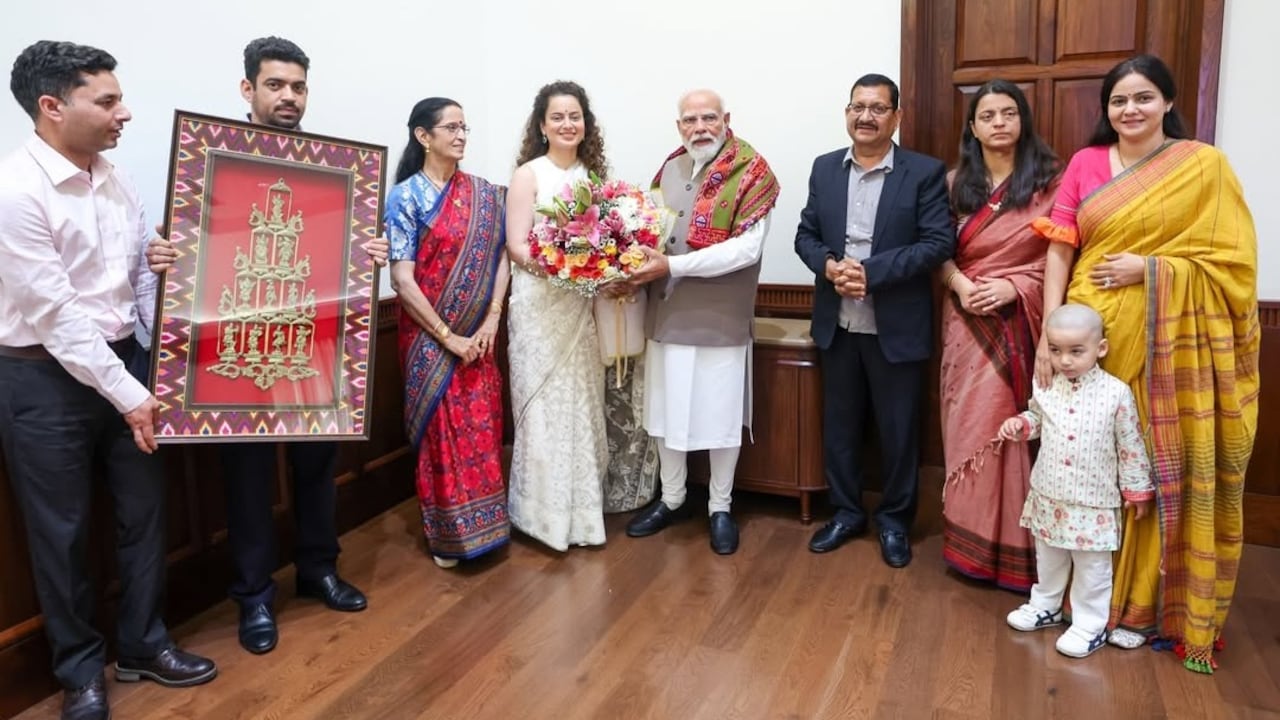 कंगना रनौत का 40वां बर्थडे, परिवार संग पीएम मोदी से की मुलाकात