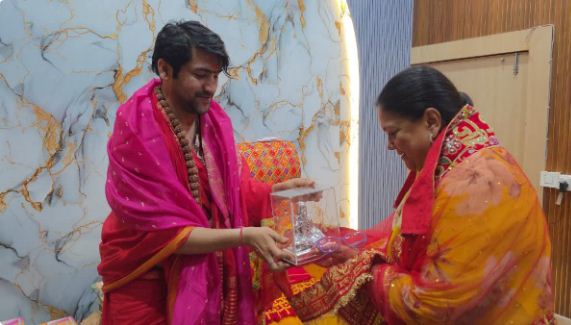 वसुंधरा राजे पहुँचीं बागेश्वर धाम, कहती हैं: “यहां की शक्तियां लोगों को आकर्षित करती हैं”