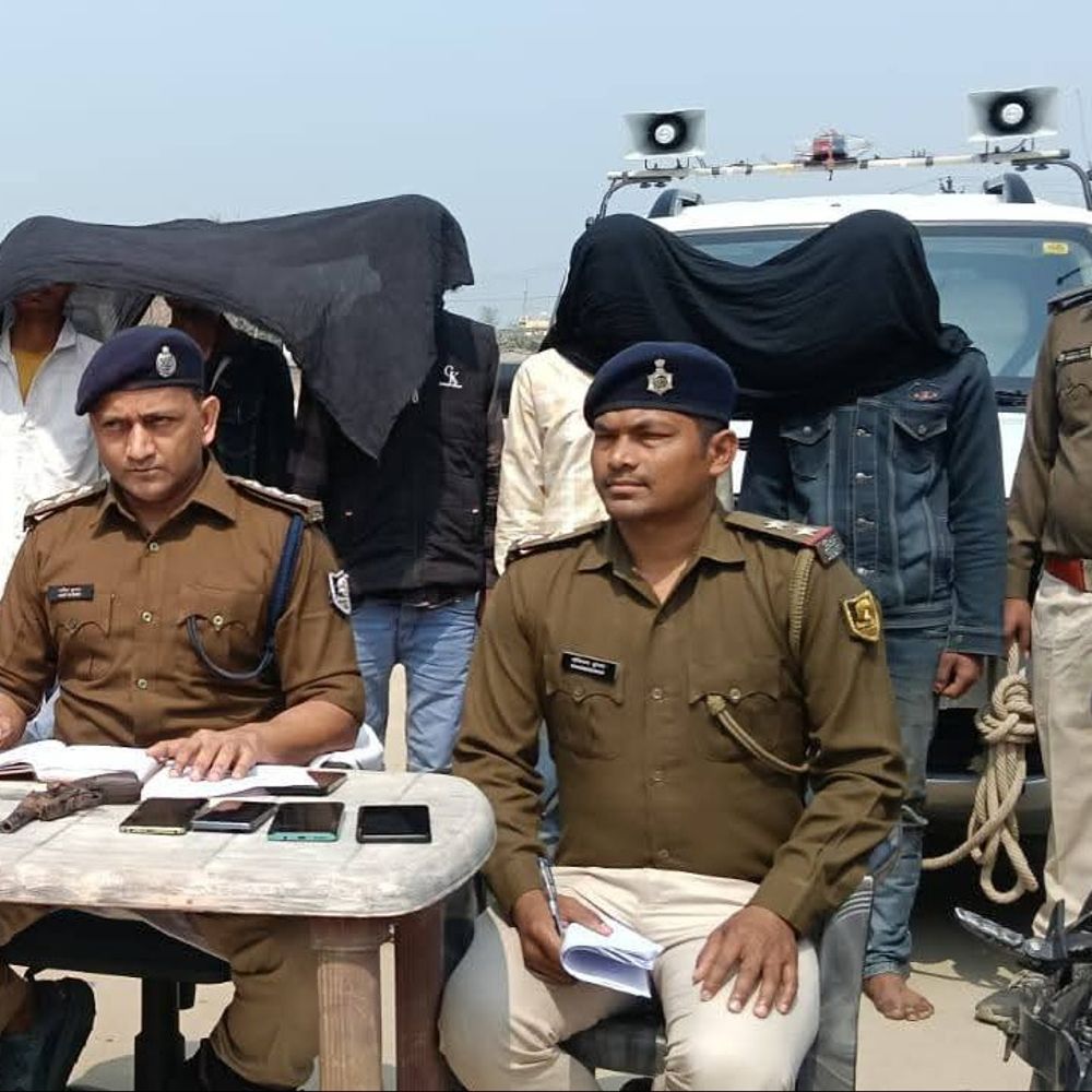 मधुबनी पुलिस ने शिक्षक लूटकांड का किया खुलासा:पांच अपराधी गिरफ्तार; अवैध हथियार, लूटी बाइक और मोबाइल भी बरामद