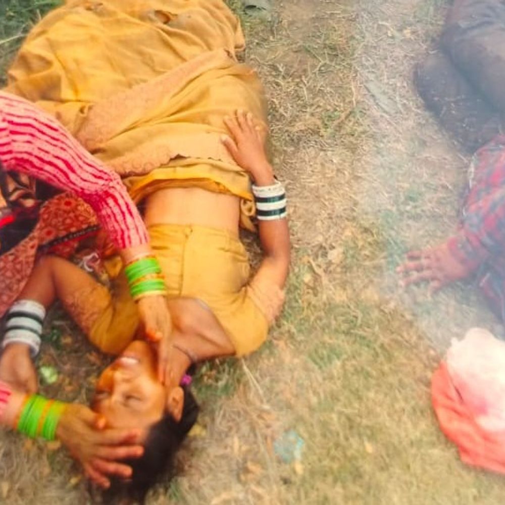 यमुना एक्सप्रेसवे पर बाइक हादसा, दंपती गंभीर घायल:रेलिंग से टकराई बाइक, नौहझील सीएचसी में भर्ती