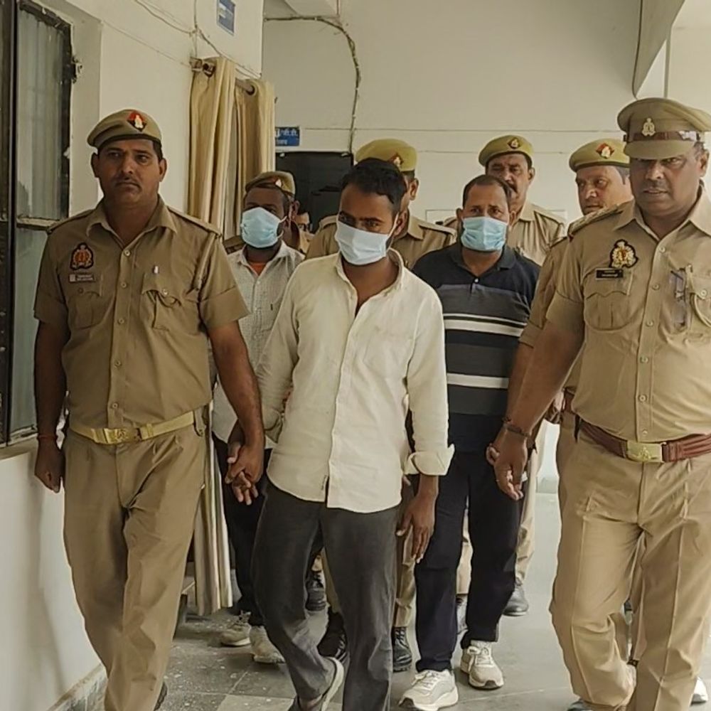 संतकबीरनगर में सागौन पेड़ चोरी गैंग का खुलासा, तीन गिरफ्तार:दिन में रेकी, रात में कटान, वाहन और लकड़ी बरामद