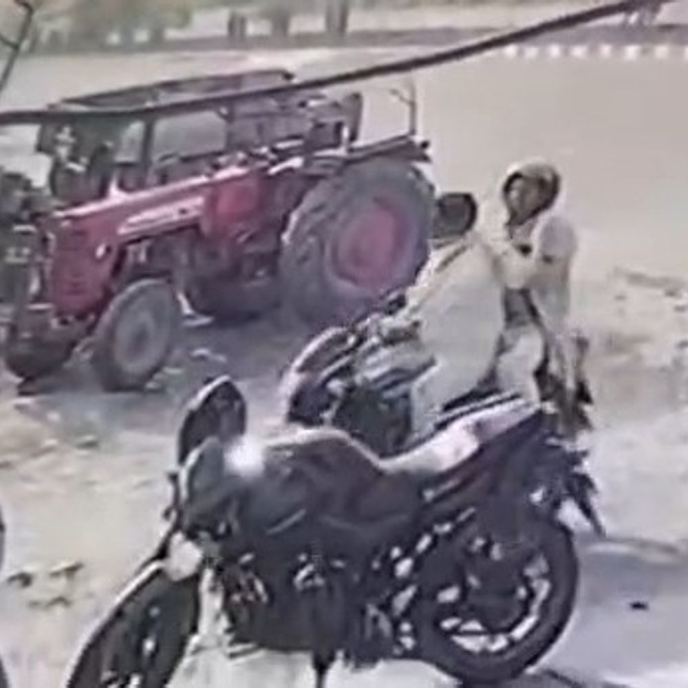 मोटरसाइकिल पर लगा हेलमेट चुराकर भागे चोर, VIDEO:बाइक रोककर पेट्रोल पंप पर पिया पानी, CCTV में कैद हुई वारदात