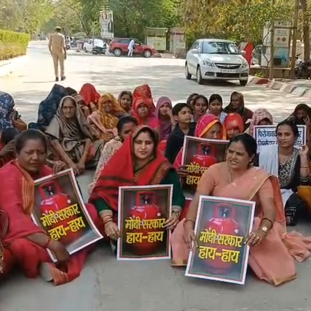 फिरोजाबाद में गैस संकट, सपा महिला सभा का प्रदर्शन:अनियमित आपूर्ति और कालाबाजारी के खिलाफ प्रशासन को सौंपा ज्ञापन