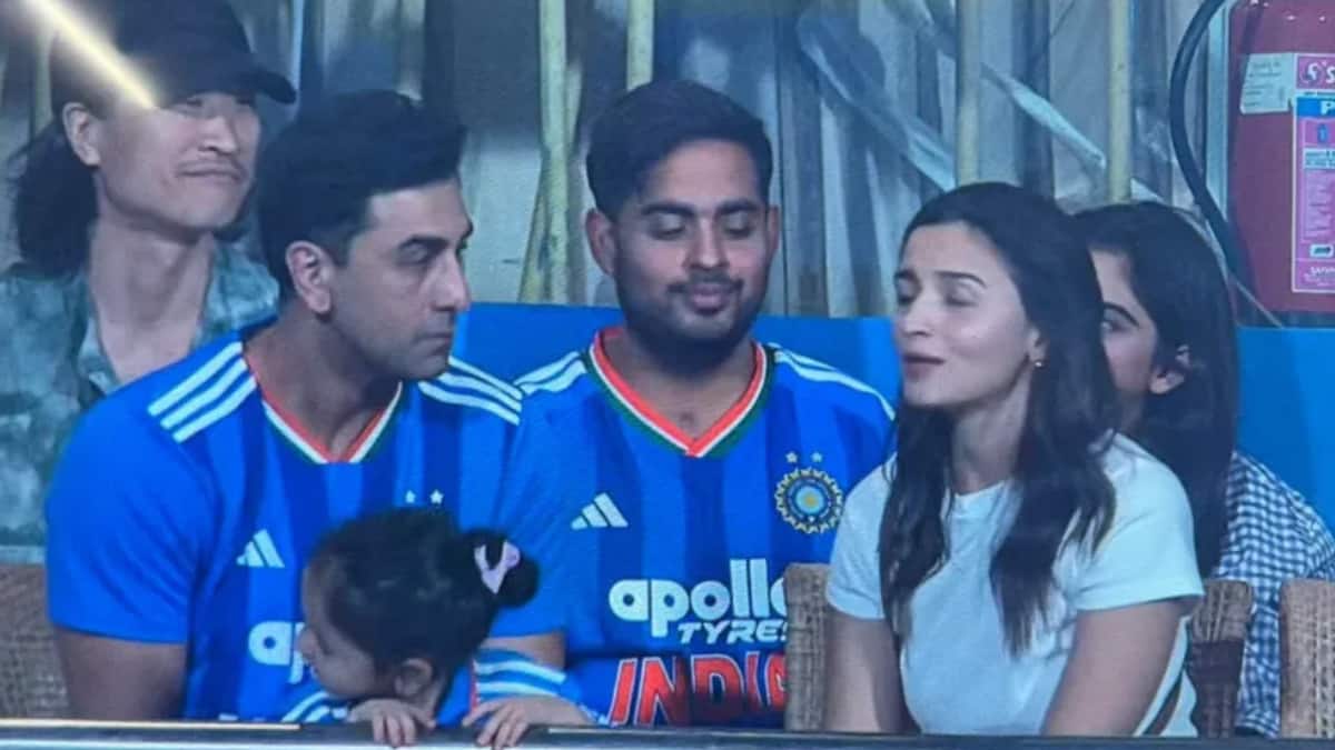 इंडिया-इंग्लैंड मैच में बेटी संग पहुंचे आलिया भट्ट और रणबीर कपूर, राहा ने किया टीम इंडिया को चीयर