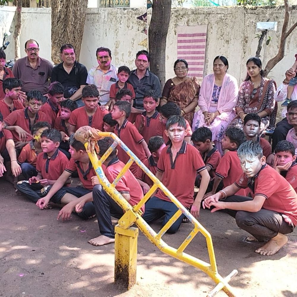 प्राकृतिक रंगों संग खेली होली, बच्चों के चेहरों पर आई मुस्कान