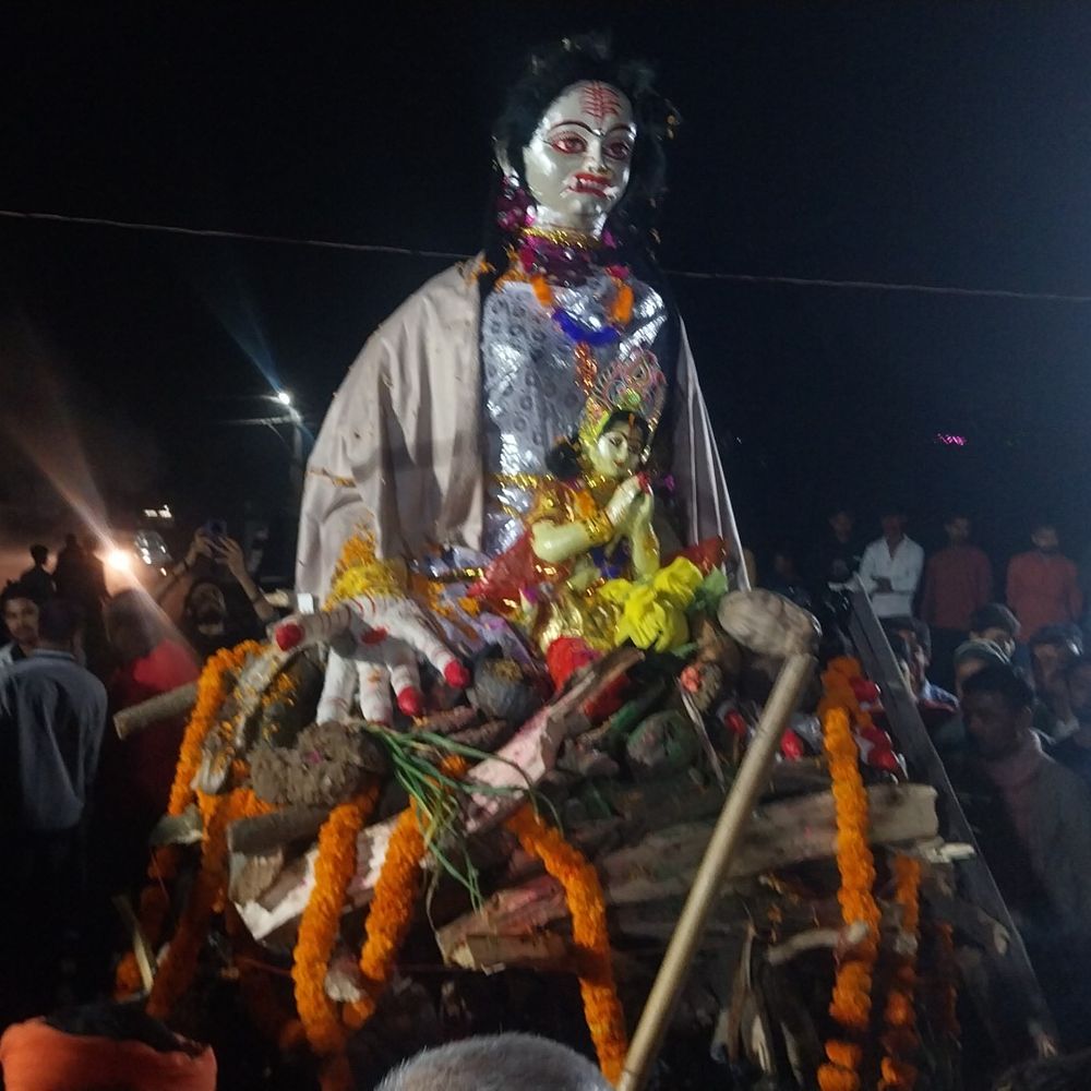 अररिया में 12 स्थानों पर हुआ होलिका दहन:लोगों ने पारंपरिक माध्यम से मनाया फाल्गुन उत्सव, होली गीतों पर युवाओं ने बनाई रील्स