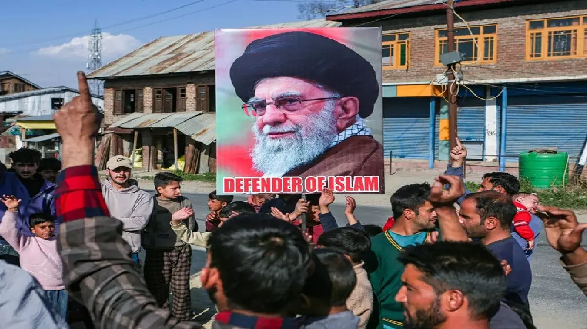 खामेनेई की मौत के बाद भारत तक पहुंच गई प्रदर्शन की आग, कश्मीर में सड़कों पर उतरे लोग