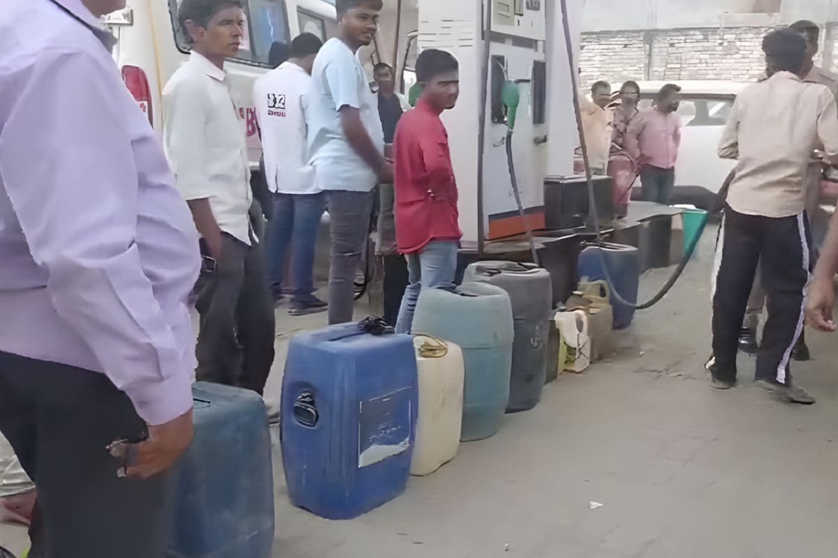 अंबेडकरनगर में अचानक पेट्रोल पंपों पर गैलेन लेकर पहुंच गए लोग, भराने लगे Petrol-Diesel, DM को करनी पड़ गई प्रेस कॉन्‍फ्रेंस