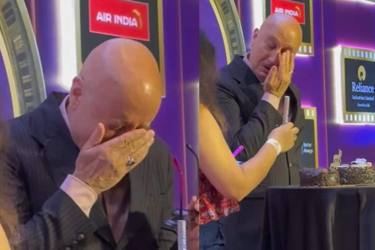 न्यूज18 शोशा रील अवॉर्ड्स 2026 में भावुक हुए अनुपम खेर, रोते हुए काटा केक, सरप्राइज से निकले खुशी के आंसू