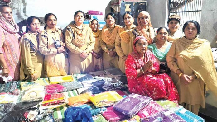 Welfare Works: बरवाला में साध संगत ने दो बेटियों की शादी में कपड़े व बर्तन देकर निभाई मानवता