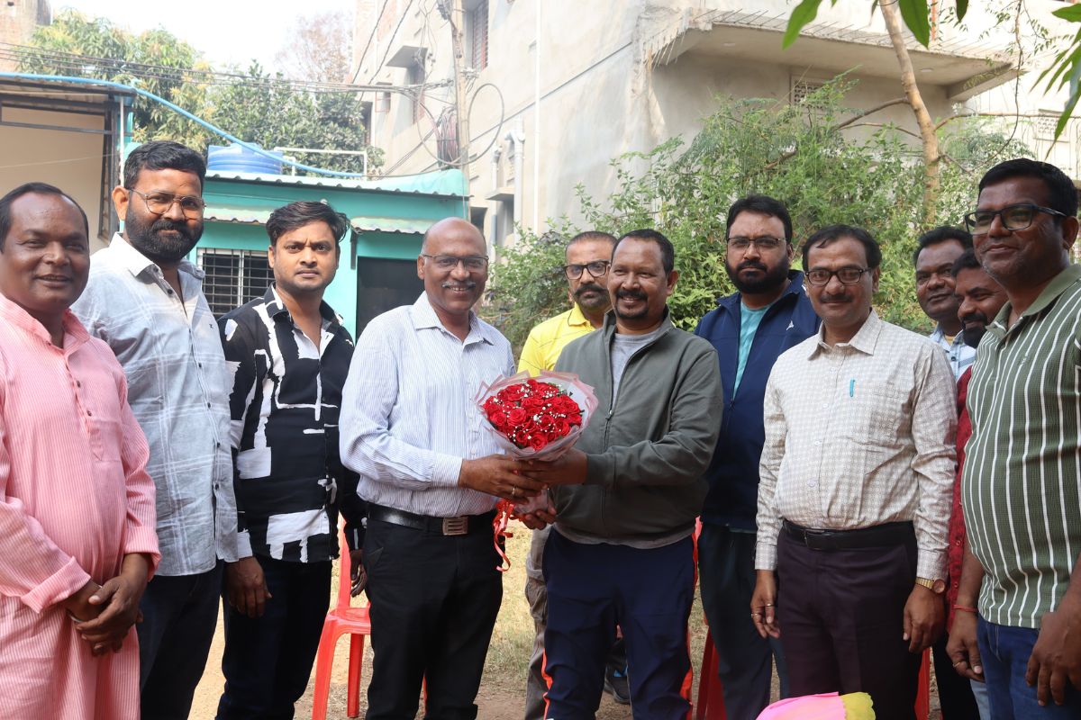 जीत के बाद परिवहन सह राजस्व मंत्री दीपक बिरुआ से मिले सरायकेला नगर पंचायत अध्यक्ष अमित चौधरी