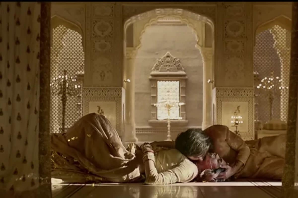 8 साल पुरानी ब्लॉकबस्टर का वो होली सॉन्ग, जिसे परिवार संग देखने की न करें गलती, रंगीन गाना देख होंगे पानी-पानी