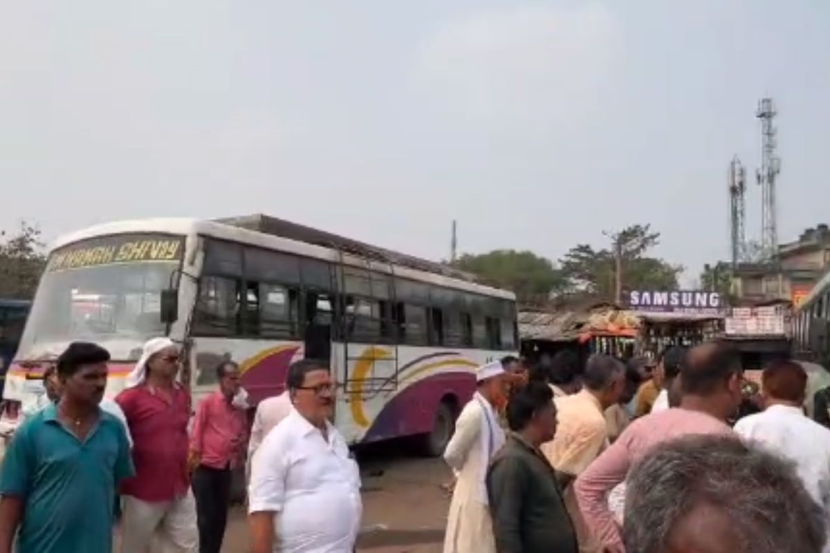 दुमका में कल से थम जायेंगे बसों के पहिये, पुलिस की नाकामी पर फूटा मजदूर संघ का गुस्सा