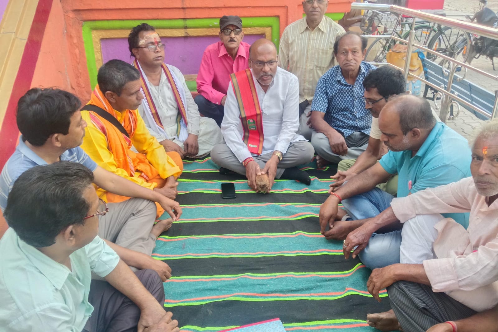 Saraikela Utkal Purohit Samaj सरायकेला: उत्कलिय पुरोहित समाज ने मनोज चौधरी को किया सम्मानित, अंग वस्त्र और श्रीफल देकर जताया आभार