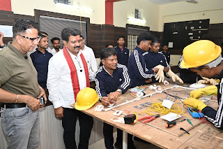 उपमुख्यमंत्री विजय शर्मा ने पुनर्वास केंद्र दंतेवाड़ा में युवाओं से की मुलाकात,पुनर्वासित युवाओं के प्रशिक्षण का किया अवलोकन, वेलकम एवं इलेक्ट्रिकल टूल किट का किया वितरण