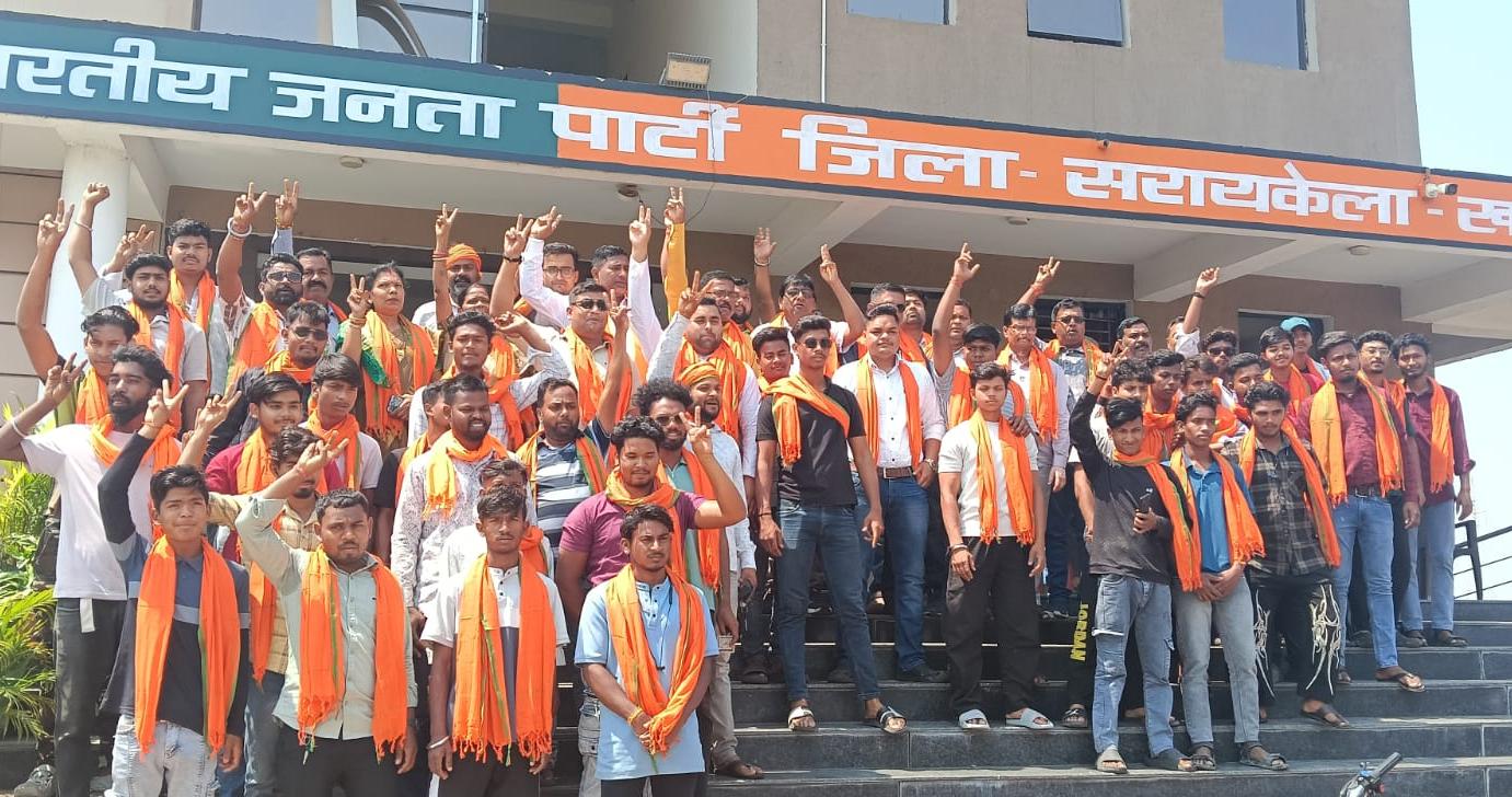 Saraikela Big Political Shifting सरायकेला: झामुमो को बड़ा झटका, पवन कवि के नेतृत्व में सैकड़ों कार्यकर्ता BJP में शामिल