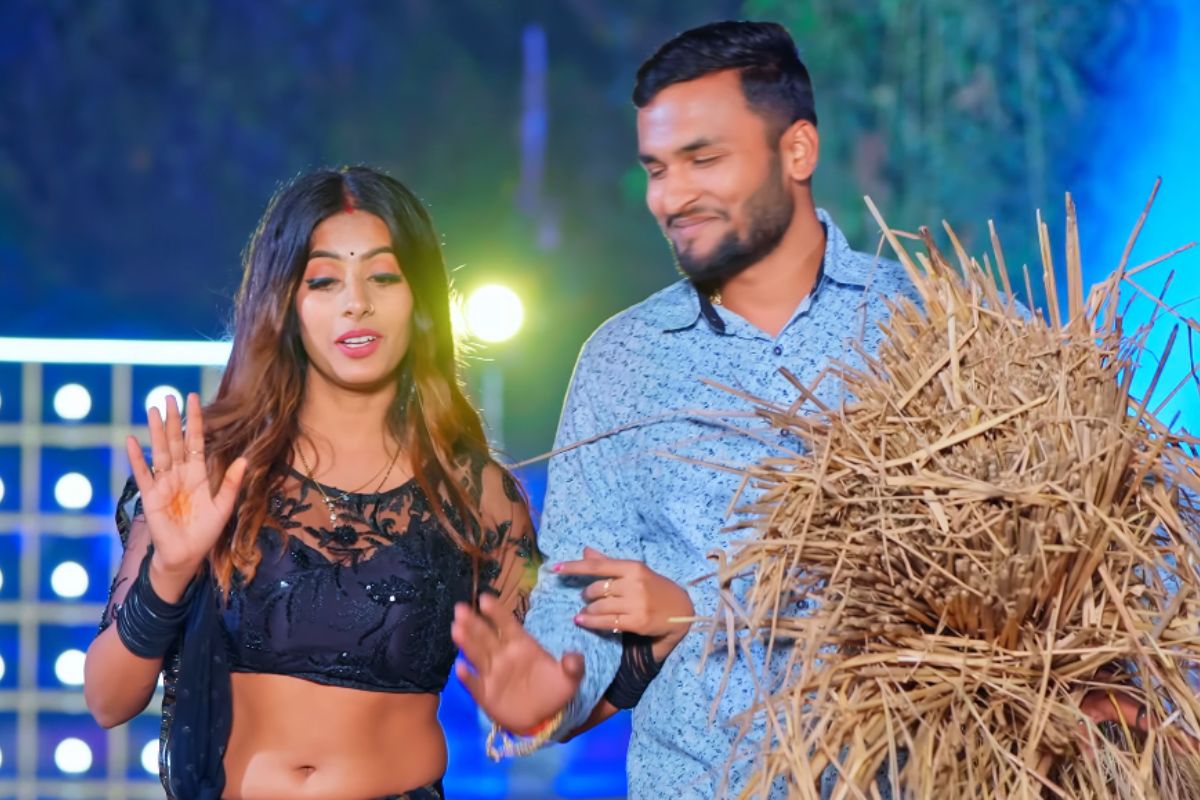 ‘सिंगल खटियवा’ गाना हुआ रिलीज, ब्लैक साड़ी में पारुल ने बढ़ाया तापमान