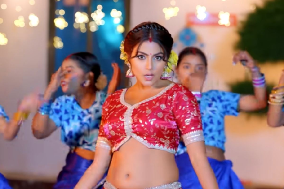 लाल लहंगे में माही श्रीवास्तव ने चलाया जादू, 'मेहरी के नखरा' ने यूट्यूब पर पार किया 40 मिलियन व्यूज