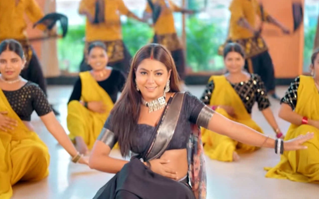 ‘मेहर के मुंह निरेख के’ हुआ रिलीज, माही श्रीवास्तव ब्लैक साड़ी में दिखी ग्लैमरस