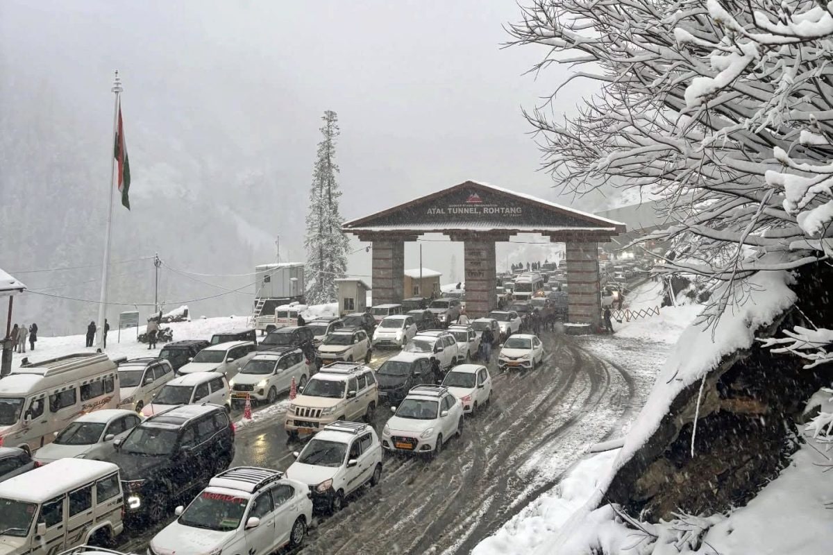 हिमाचल प्रदेश में भारी बर्फबारीः अटल टनल के पास 15 घंटे तक फंसे सैंकड़ों सैलानी, गाड़ियों में काटनी पड़ी रात, नहीं भूलेगा मनाली का टूर!