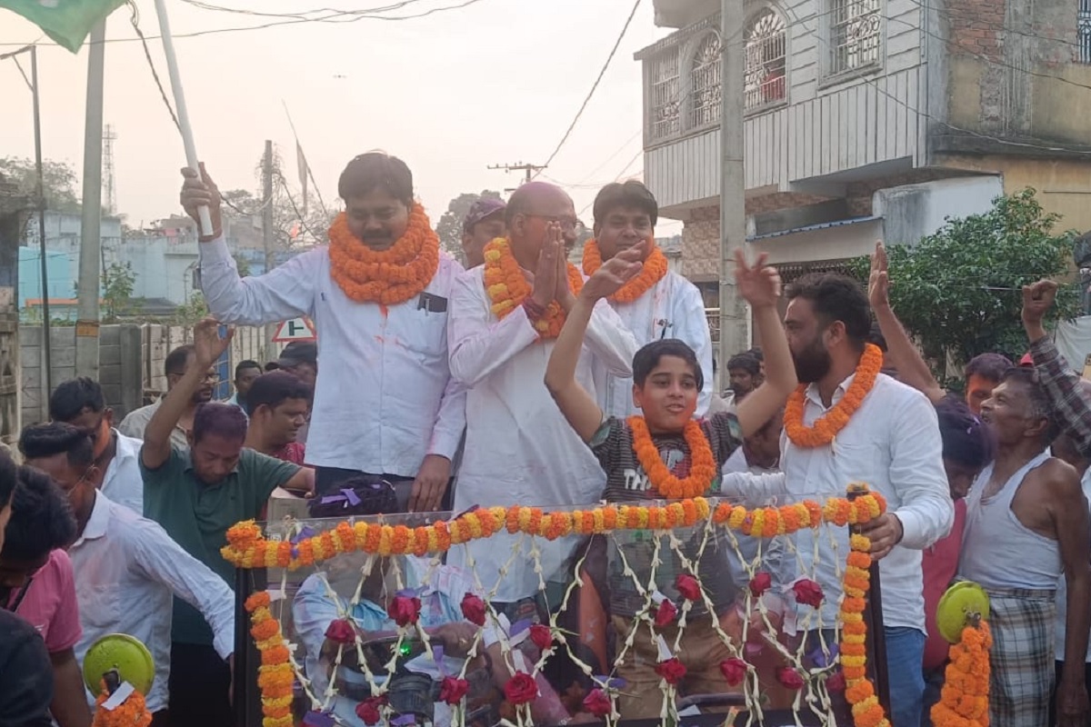 सरायकेला में नगर परिषद अध्यक्ष का निकला आशीर्वाद जुलूस, जीत के बाद शहर में घूमे मनोज चौधरी