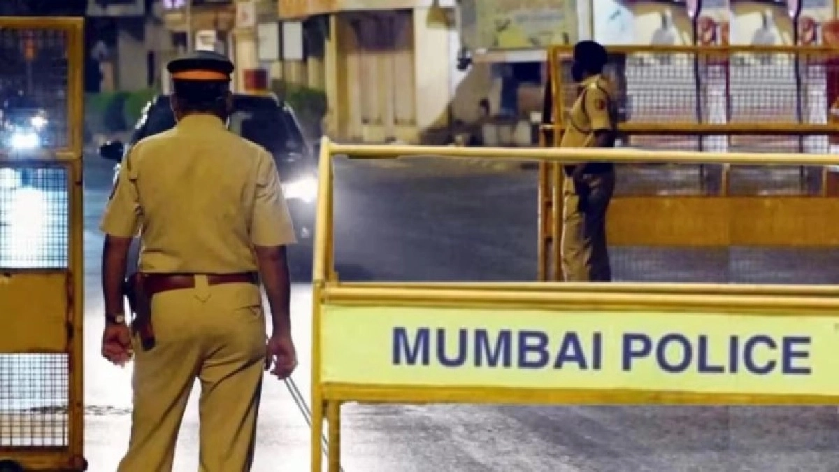 Mumbai Building Collapse Video: मुंबई के वर्सोवा में टला बड़ा हादसा, निर्माणाधीन इमारत का हिस्सा गिरा; कोई हताहत नहीं