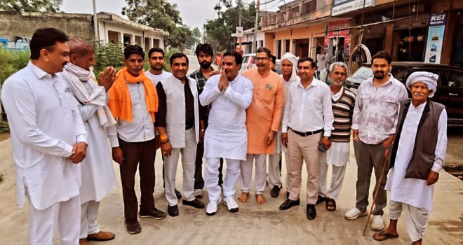 जेवर के गाँव-गाँव पहुंचे नरेंद्र डाढ़ा, एयरपोर्ट उद्घाटन कार्यक्रम में जुटने का आह्वान