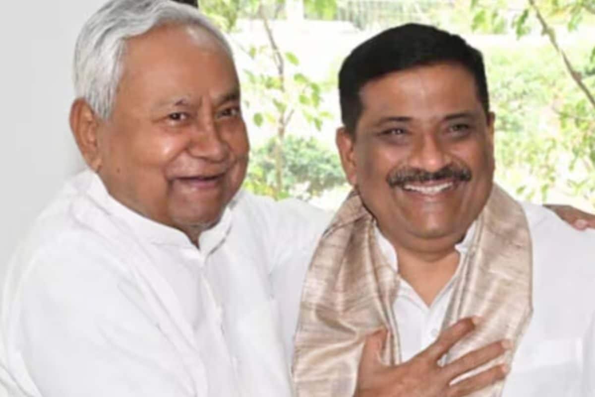 संजय झा से लेकर अनंत सिंह तक... नीतीश कुमार से मिलने पहुंचे JDU के महारथी, सीएम आवास में हलचल तेज