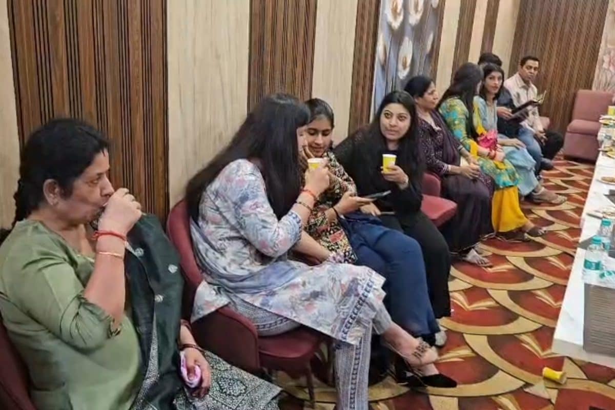 70 रुपये में 250 ग्राम भरपेट नाश्ता! फिरोजाबाद की तराजू वाली दुकान क्यों बन गई इंटरनेट सेंसेशन? जानिए वजह